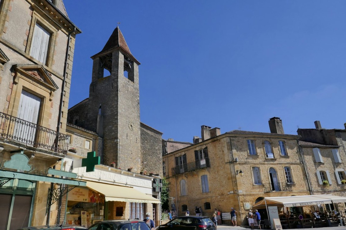 Une place de Belvès et son clocher