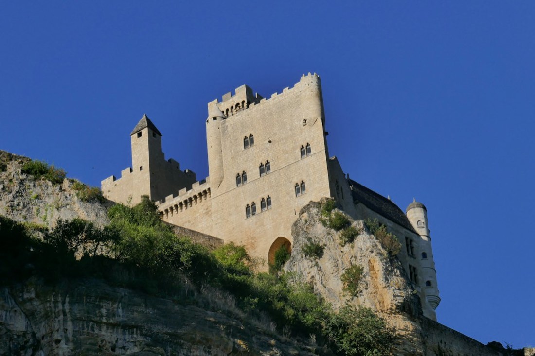 Le château de Beynac sur sa falaise, au-dessus du village