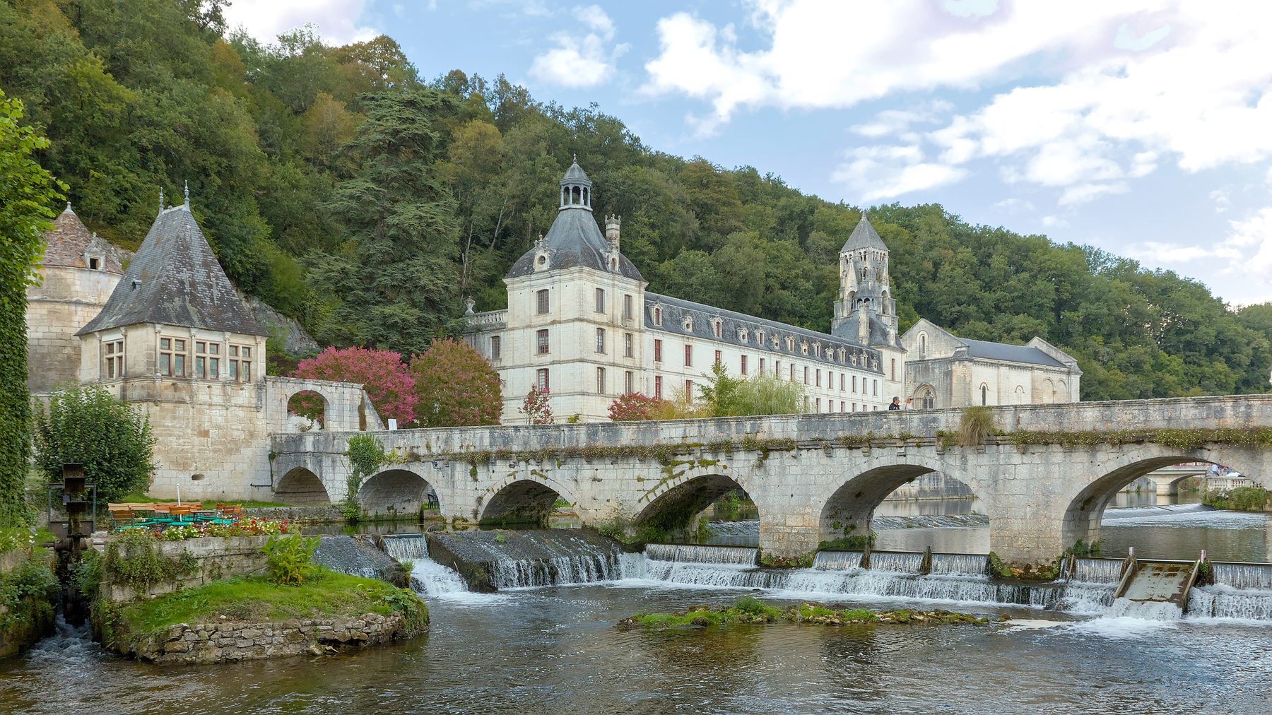 L'abbaye de Brantôme et le pont coudé sur la Dronne