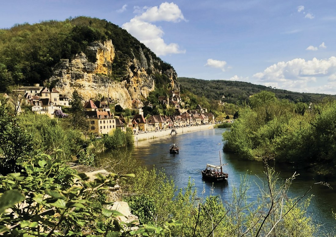 La Roque-Gageac au pied de sa falaise, au bord de la Dordogne