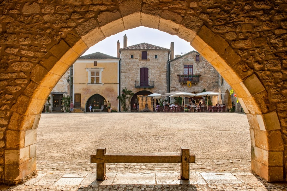 La place centrale de Monpazier vue sous ses arcades
